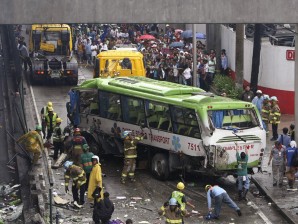 4 hurt as bus falls off Skyway | Inquirer News