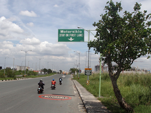 Over 100 held for violating 'motorcycle lane' traffic scheme ...
