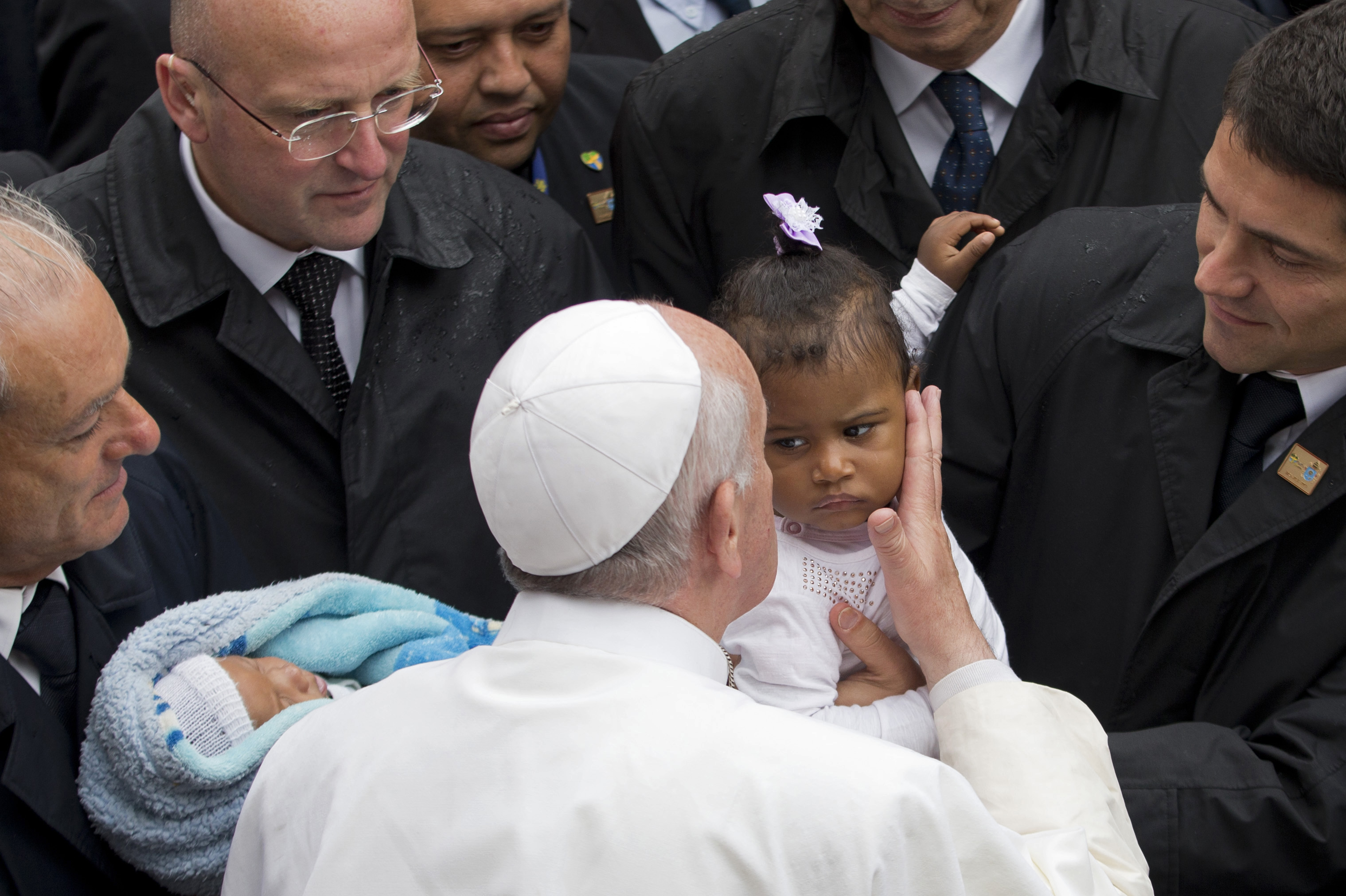 Pope-kisses-baby1.jpg