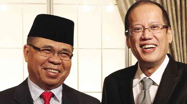 PRESIDENT Aquino poses for a photo with Al Haj Murad Ebrahim, chair of the Moro Islamic Liberation Front. MALACANANG FILE PHOTO - benigno-aquino-iii-Al-Haj-Murad-Ebrahim