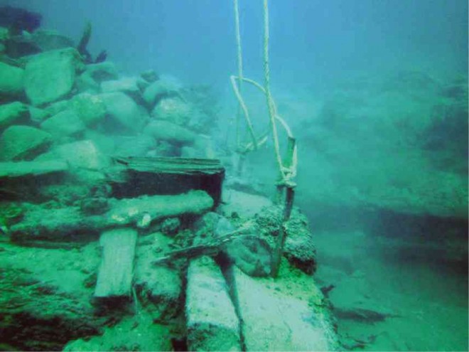 Subic divers found lifting ropes and other devices they believed were used by looters to steal parts of a sunken shipwreck