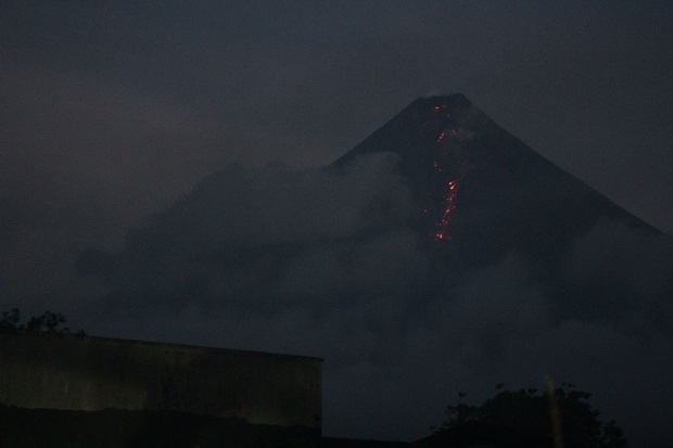 Mayon Spews Lava Evacuations Rushed Inquirer News