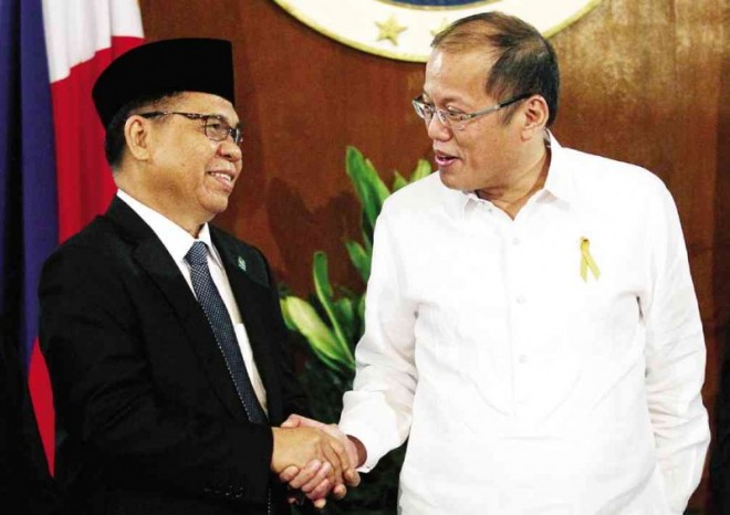 MILF chair Al Haj Murad Ebrahim shakes hands with President Aquino the first time he set foot in Malacañang in March. MALACAÑANG PHOTO