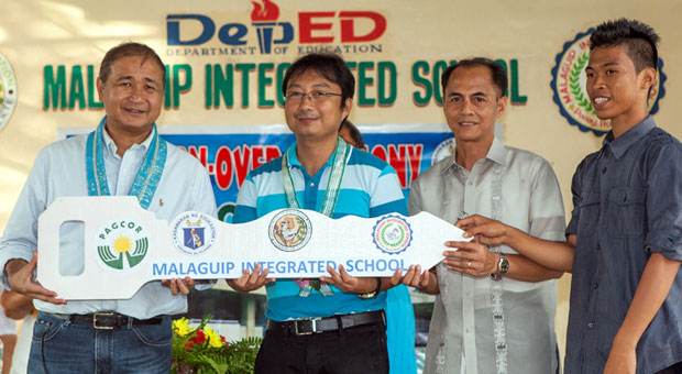  (From left) Pagcor Chairman and CEO Cristino L. Naguiat, Jr. handed over the symbolic classroom key to Paoay’s Asst. Schools Division Superintendent Dr. Joel Lopez, Malaguip Integrated School (MIS) Principal Alexander Lino and MIS’s Supreme Student Government Representative Meynard Villanueva. The MIS received a one-storey, five-classroom classroom building from the state-gaming firm. Photo from Pagcor