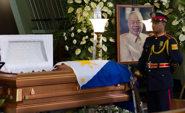 FATHEROF PUBLIC HEALTH Aguard stands next to the flag-draped coffin of former Sen. Juan Flavier during his wake at Church of the Risen Lord on the University of the Philippines Diliman campus. Flavier,who was also a health secretary, died on Thursday.Hewas the INQUIRER’s Filipino of theYear in 1993. ALEXIS CORPUZ