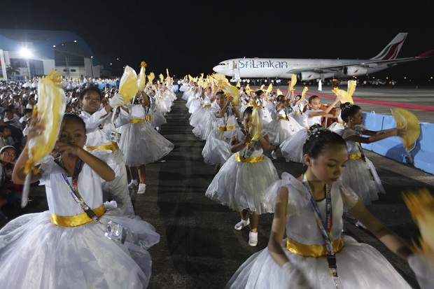 Children dance as the Pope arrives at the Presidential Hangar in Villamor Airbase in Pasay City. PDI/Edwin Bacasmas