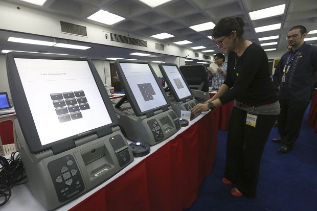 Technical staff of  Smartmatic demonstrate their automative vote reading machine  at COMELEC  in Intramuros Manila, Friday, Smartmatic is one of the two companies competing  for the contract for the voting machine in the 2016 elections.  INQUIRER FILE PHOTO