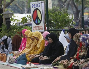 Filipino Muslims pray during an interfaith rally to call for unity and peace in southern Philippines Friday, March 6, 2015 at a park in Quezon city, northeast of Manila, Philippines. AP