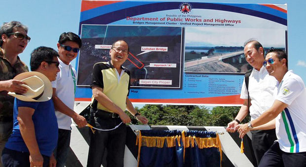  led the inauguration of the New Lullutan Bridge in Ilagan City today. Screengrab from Noynoy Aquino's Twitter account.