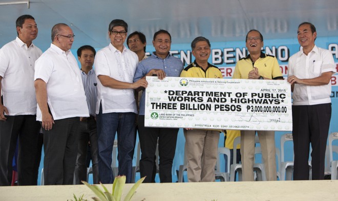 President Benigno S. Aquino III witnessed the ceremonial turn-over of additional P3-billion funding for the “Matuwid na Daan sa Silid-Aralan” school building project at the Tarlac National High School (TNHS) on April 17, 2015. The P3-billion mock check was turned over by (from left) PAGCOR Directors Eric Nuguid and Eugene Manalastas, President and COO Jorge Sarmiento and Chairman and CEO Cristino Naguiat, Jr. to DepEd Secretary Armin Luistro (3rd from right) and DPWH Secretary Rogelio Singson (far right). The additional funding brings PAGCOR’s total allocation for the school building project to P10 billion. 