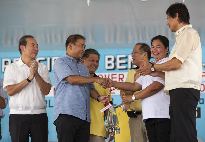 PAGCOR Chairman and CEO Cristino Naguiat, Jr. led the turn-over of actual classroom keys to Tarlac National High School (TNHS) Principal Dr. Yolanda Gonzales and Tarlac Governor Victor Yap on April 17, 2015 at the TNHS main campus. The event was witnessed by President Benigno S. Aquino III (3rd from right), DPWH Secretary Rogelio Singson (extreme left) and DepEd Secretary Armin Luistro (3rd from left). TNHS received two units of 3-storey, 15-classroom building from the “Matuwid na Daan sa Silid-Aralan Project”, a collaborative effort of PAGCOR, DPWH and DepEd.  