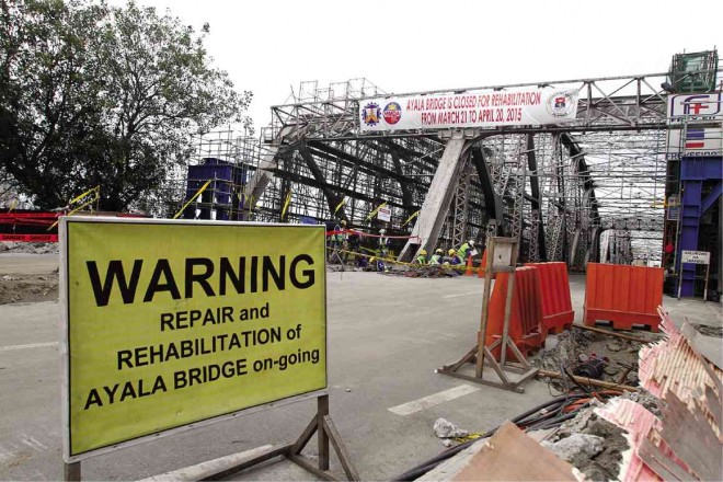 Motorists bound for Manila have no choice but to put up with heavy traffic on streets leading to the Ayala Bridge after the DPWH announced a delay in the completion of the structure’s ongoing rehabilitation. The bridge was last repaired in 1957.  RICHARD A. REYES 