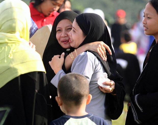  In this file photo Filipino Muslims celebrate after the morning prayer at the Luneta grounds to celebrate Eid'ul Fitr. INQUIRER PHOTO