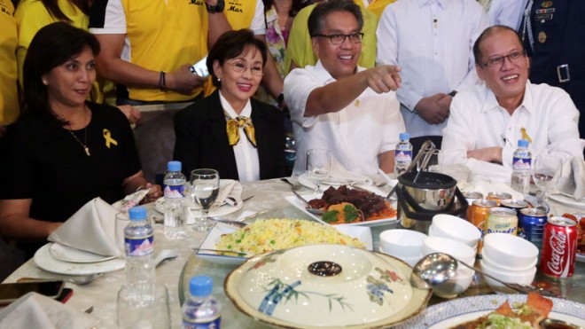 SHOW OF SUPPORT FOR MAR  President Aquino (right) shares a table with Camarines Sur Rep. Leni Robredo, Batangas Gov. Vilma Santos-Recto and Interior Secretary Mar Roxas at the meeting of the Union of Local Authorities of the Philippines in Greenhills, San Juan City, on Tuesday. GRIG C. MONTEGRANDE