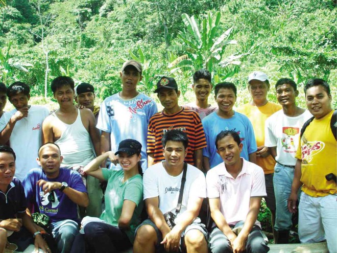 ANGEL Locsin poses with the men of the community of Alcadev during her 2009 visit to the area.        PHOTO COURTESY OF ALCADEV