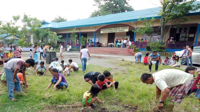 OVERCOMING ADVERSITY Parents, pupils and teachers clean up the campus of Matina Central Elementary School in Davao City at the opening of the school year as part of a program called “Brigada Eskwela” to involve communities in the education of the young. BING GONZALES/INQUIRER