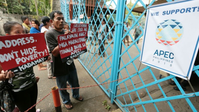 Militant activists protest outside the gate of Manila Boystown Complex in Marikina City on Monday, November 16, 2015, to call on the authorities to "free" urban poor street dwellers from Manila which were housed in one of the building of the complex according to the activists. The street dwellers according to the group were brought in the Boystown Complex to keep them at bay during the APEC summit.  INQUIRER PHOTO / GRIG C. MONTEGRANDE