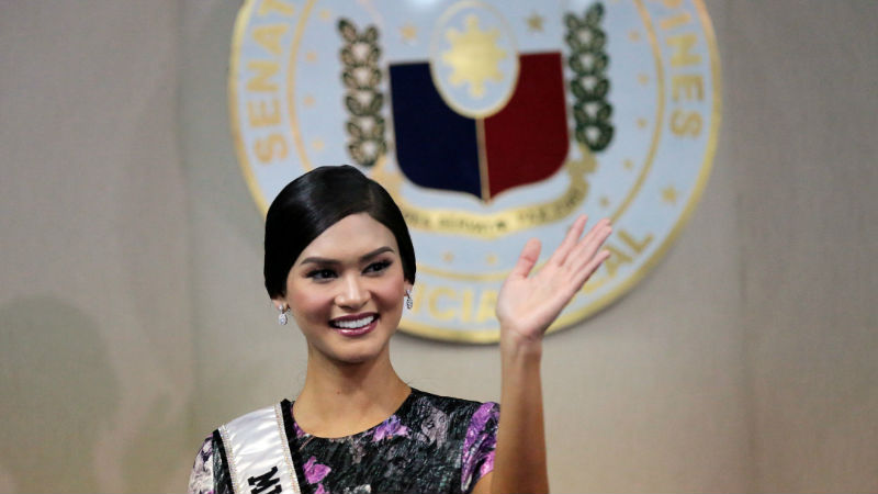  Ms. Universe Pia Alonzo Wurtzbach waves to the crowd during a courtesy call on Monday, January 25, 2016.  INQUIRER PHOTO / GRIG C. MONTEGRANDE