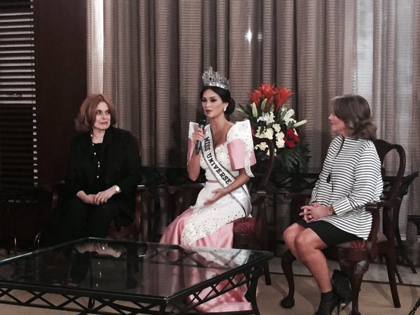 Miss Universe 2015 Pia Wurtzbach, flanked by Binibining Pilipinas Charities' Stella Araneta and Miss Universe Organization's Paul Shugart, addresses the media at the Malacañang Palace. KRISTINE ANGELI SABILLO/INQUIRER.NET