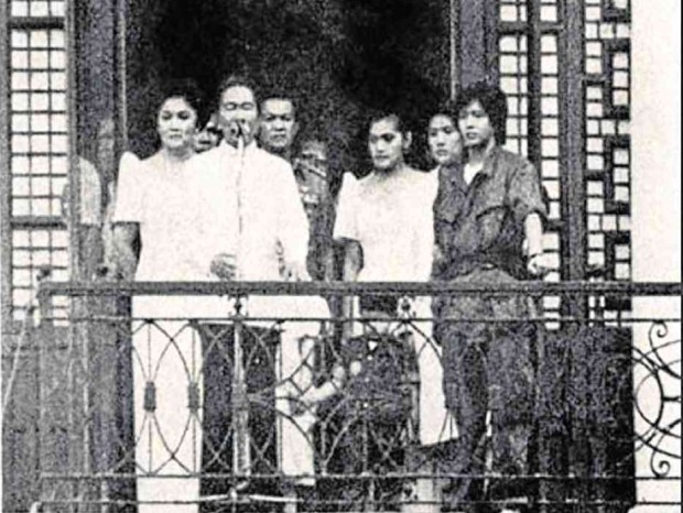LAST HURRAH Dictator FerdinandMarcos, flanked by wife Imelda and children Imee, Irene and Bongbong, addresses his supporters from a balcony in Malacañang on Feb. 25, 1986, after taking his oath of office. MR &MS PHOTO