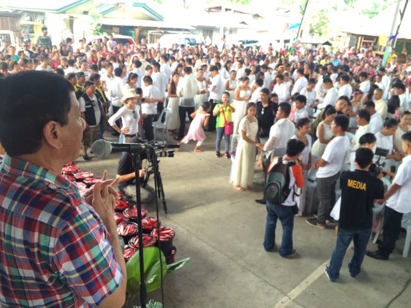 Presidential candidate Davao City Mayor Rodrigo Duterte officiates a mass wedding. INQUIRER MINDANAO