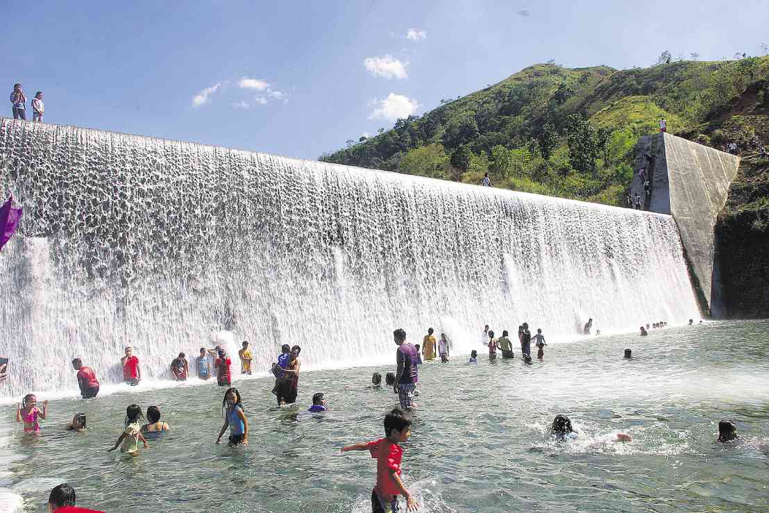 In Ilocos Norte, tourists enjoy beauty of drying dams | Inquirer News