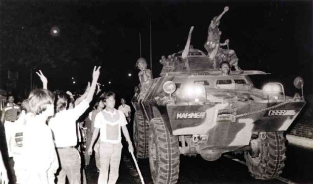 SOLDIERS loyal to the late dictator Ferdinand Marcos position a tank near Malacañang just a few hours before the Marcoses fled as the People Power Revolution of February 1986 forced the family that had ruled the country for more than 20 years to abandon the place they had called home for so long. INQUIRER PHOTO