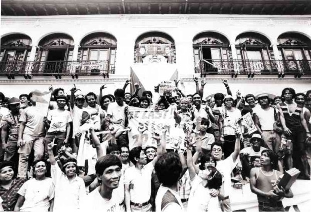 PEOPLE power spills over into the grounds of Malacañang Palace on the day in February 1986 when the late dictator Ferdinand Marcos, his family and closest cronies fled the country through Clark with the help of US Air Force troopers and aircraft. INQUIRER PHOTO