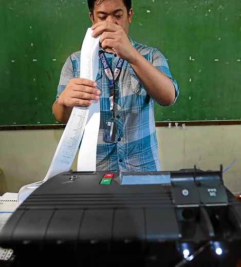 VOTE-COUNTING machines underwent a field test by the Comelec and Smartmatic in Marikina City RAFFY LERMA