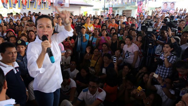 Sen. Grace Poe, who is being supported by the Nationalist People’s Coalition, attends a public consultation with local officilas in Apalit, Pampanga province. CONTRIBUTED PHOTO
