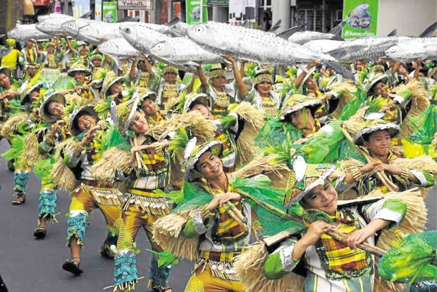 FISH CATCH  Dancers simulate the harvesting of “bangus” (milkfish) during the “Gilon-Gilon ed Dalan” street-dancing competition and parade in Dagupan City. The event opened this year’s edition of the Bangus Festival in Pangasinan province’s premier city.   WILLIE LOMIBAO / Inquirer Northern Luzon