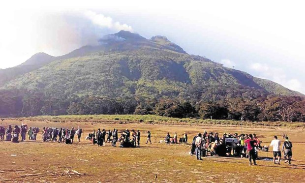  VOLUNTEERS tapped to help put out a fire on Mt. Apo assemble near the foot of the country’s tallest peak as smoke from the raging fire billows in the horizon.        ORLANDO DINOY/INQUIRER MINDANAO