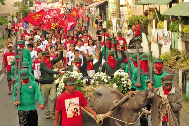 HUNDREDS of people pay tribute to Gregorio “Ka Roger” Rosal as his ashes, along with his wife’s, are brought to their final resting place in his hometown of Ibaan in Batangas province. Rosal, the face of the Communist Party of the Philippines and its armed wing, the New People’s Army, died five years ago somewhere in northern Luzon.      PHOTO CONTRIBUTED BY SOUTHERN TAGALOG EXPOSURE