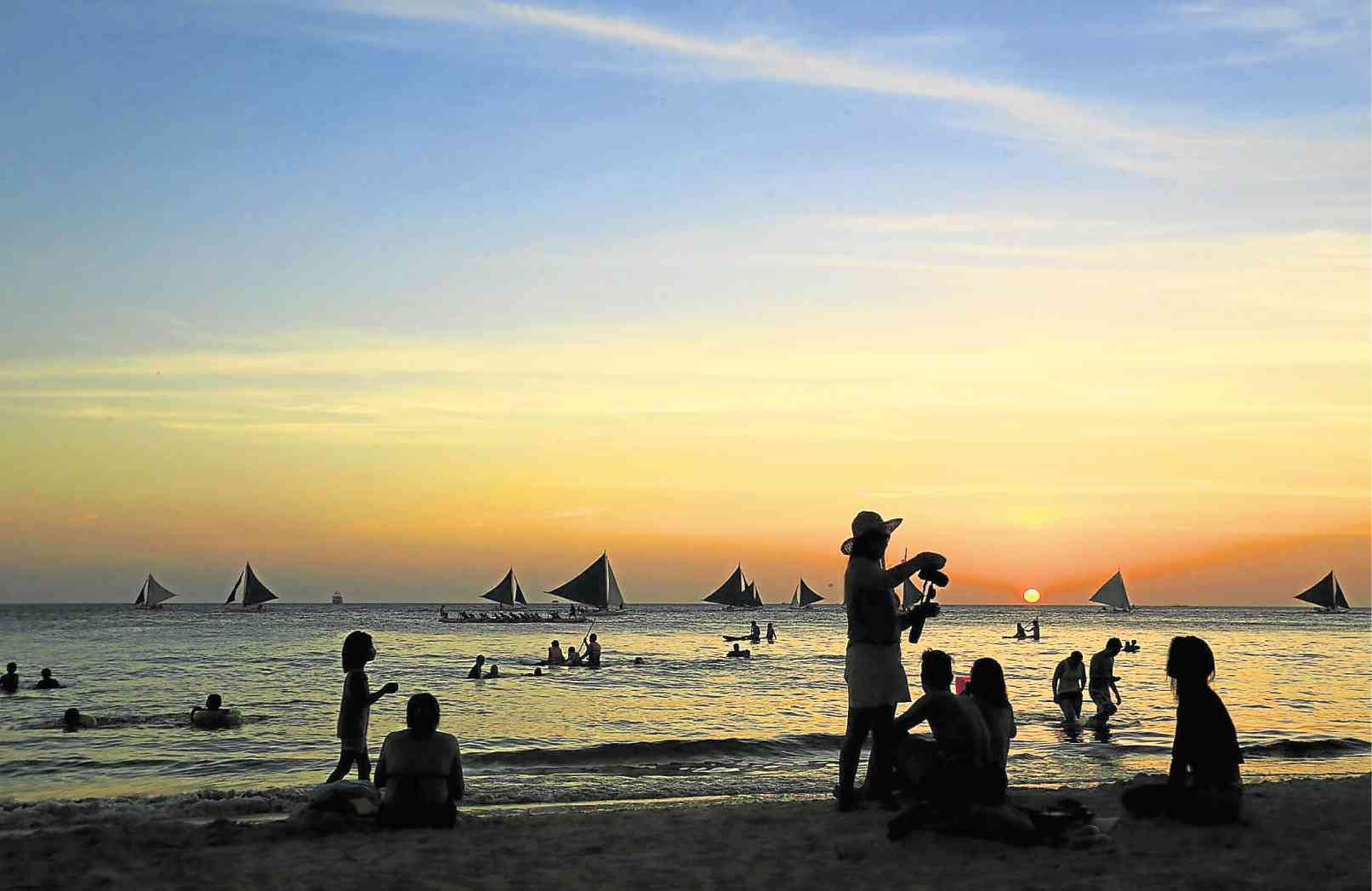 SUNSET IN PARADISE Tourists enjoy the sunset on Boracay Island, one of the top destinations in the country known for its powdery-white sand, turquoise waters and vibrant nightlife. MARK ALVIC ESPLANA / INQUIRER SOUTHERN LUZON