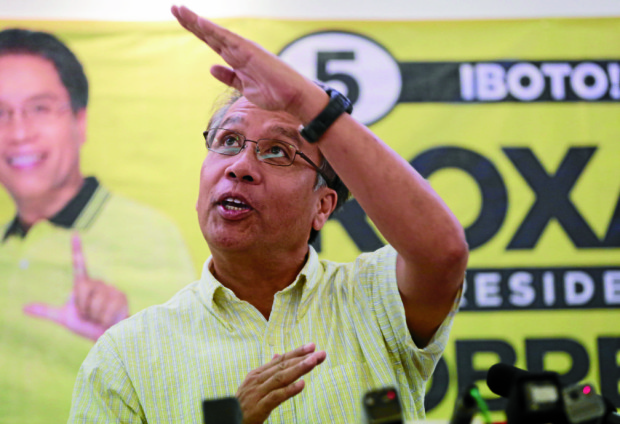 MAR ROXAS III / MAY 2, 2016 LP standard bearer Mar Roxas III gestures during a press briefing at the LP headquarters in Balay, Cubao, Quezon City on Monday, May 2, 2016. INQUIRER PHOTO / GRIG C. MONTEGRANDE