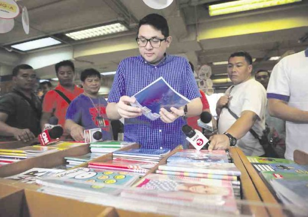 SEN. BAM Aquino joins Trade Secretary Adrian Cristobal on a price check of school supplies at a bookstore in Recto, Manila.              MARIANNE BERMUDEZ