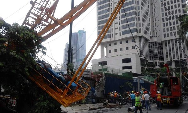 A crane collapses at a construction site in Makati City. ERWIN AGUILON/RADYO INQUIRER 990 AM