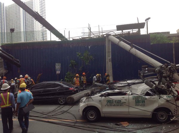 The crane that collapsed fell on an electric pole which subsequently hits a cab.  ERWIN AGUILON/RADYO INQUIRER 990 AM