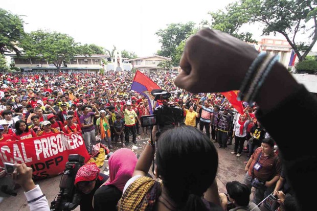 A FIST FOR CHANGE At least 30,000 people join a rally supporting peace talks between the government and the National Democratic Front of the Philippines, the communist movement’s political wing, at Rizal Park in Davao City on Monday. KARLOS MANLUPIG/INQUIRER MINDANAO