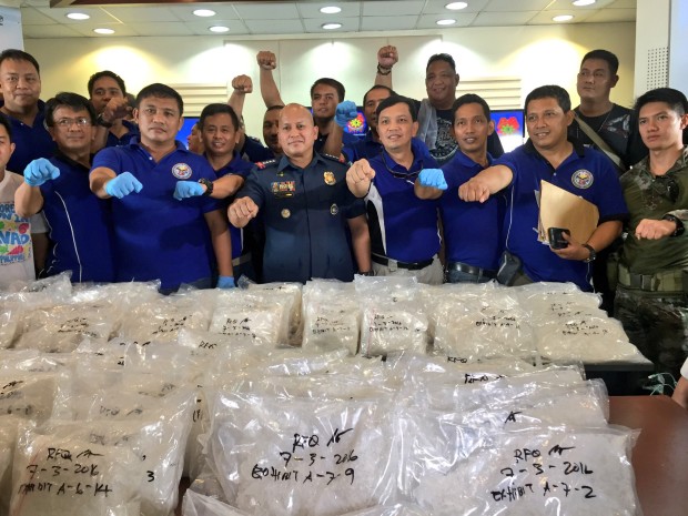 PNP chief Director General Ronald "Bato" Dela Rosa, PNP Anti-Illegal Drugs members and its chief Senior Supt. Albert Ferro, and a Special Action Force operative do the signature pose of President Duterte after recovering P900-million worth of illegal drugs in Claveria, Cagayan province. JULLIANE LOVE DE JESUS/INQUIRER.net