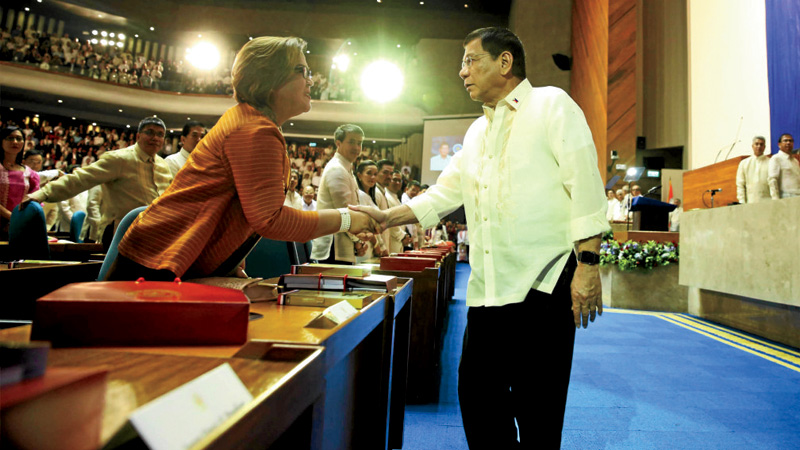 SONA SIDELIGHT Sen. Leila de Lima and President Duterte may be at loggerheads when it comes to the issue of human rights, but a warm handshake just before the President’s first State of the Nation Address on Monday shows there’s nothing personal in their attacks against each other.        PRESIDENTIAL PHOTOGRAPHERS DIVISION