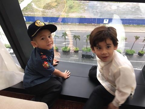 The little Dutertes—Sting and Uno—play by the window of a hotel. Davao City Mayor Sara Duterte-Carpio says her son Sting “will go down in history as a policeman.’’ NEWSDESKASIA TWITTER ACCOUNT