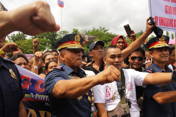 SEPTEMBER 16, 2016 ALBAYANOS give Police Director General Ronald "Bato" Dela Rosa a warm welcome as the chief of the Philippine National Police joined the Police Regional Office V in their celebration of its 115th Police Service Anniversary and launching of "Kasurog Kontra Droga" Regional Alliance as a guest of honor and speaker at Camp General Simeon Ola, Legazpi City.  PHOTO BY GEORGE GIO BRONDIAL/ INQUIRER SOUTHERN LUZON