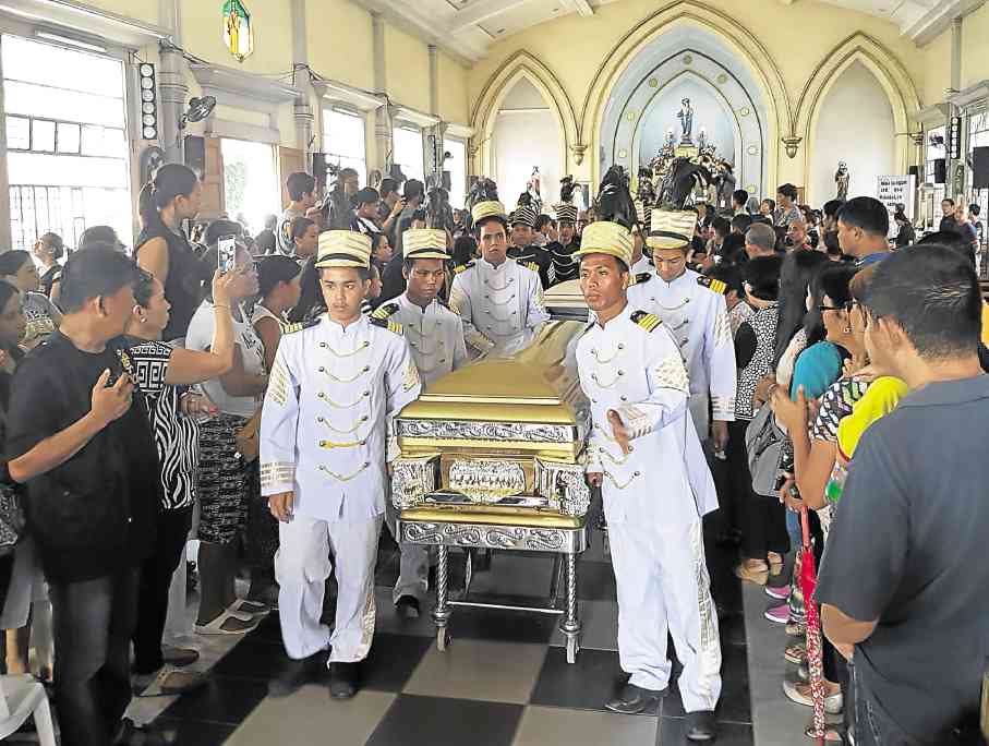 RELATIVES, employees and friends of Melvin and Meriam Odicta gather at the Immaculate Conception Parish Church in Iloilo City to pay their last respects to the couple, who were slain by a lone assassin in Aklan province on Aug. 29.    NESTOR P. BURGOS JR. / Inquirer Visayas