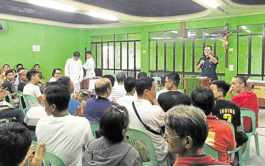SPIRITUAL HIGH Senior Supt. Guillermo Lorenzo Eleazar, QCPD director,  addresses a group of “Oplan Tokhang” surrenderers attending a seminar organized by St. Joseph Shrine in Project 3, Quezon City, last month. CONTRIBUTED PHOTO