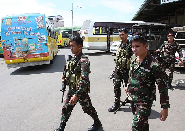 Philippine Army soldiers have been backing up the Cebu City Police to secure the metropolis of the Visayas after the Sept. 2 Davao City bombing. (CDN FILE PHOTO/ JUNJIE MENDOZA)