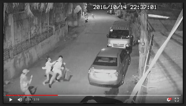 ROBBERY MURDER:  A screenshot of a barangay CCTV footage in Taguig City shows how 18-year-old Nick Russel Oniot was stabbed to death on Oct. 14, 2016 by robbers Reynold Clave and Marvin Bernardo.  The two were later arrested by the Taguig City Police. Bernardo was shot dead by a cop when he allegedly grabbed the gun of another cop. (SCREENSHOTS OF BARANGAY CCTV COURTESY OF THE TAGUIG CITY POLICE)