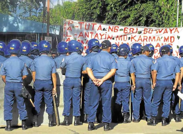 Antiriot policemen stand guard in a demolition site in Mariveles, Bataan.  宥REG REFRACCION