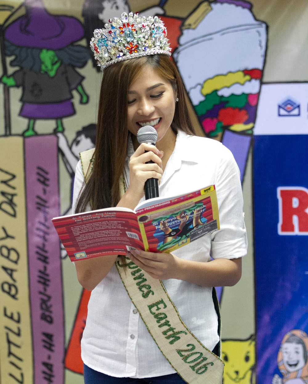 Newly crowned Miss Philippines-Earth Loren Artajos reads to children during the opening session of the #MyInquirer Read-Along Festival on Nov. 11. ALEXIS CORPUZ
