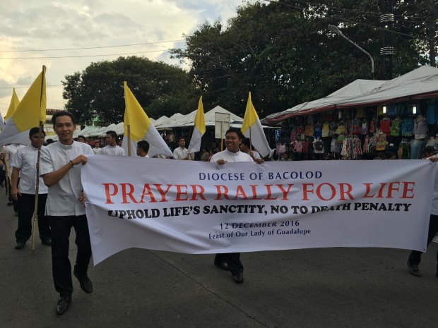 Bacolod City Catholics hold a prayer rally on the reimposition of the death penalty, on Dec. 12, 2016 (PHOTO BY CARLA P. GOMEZ/ INQUIRER VISAYAS)